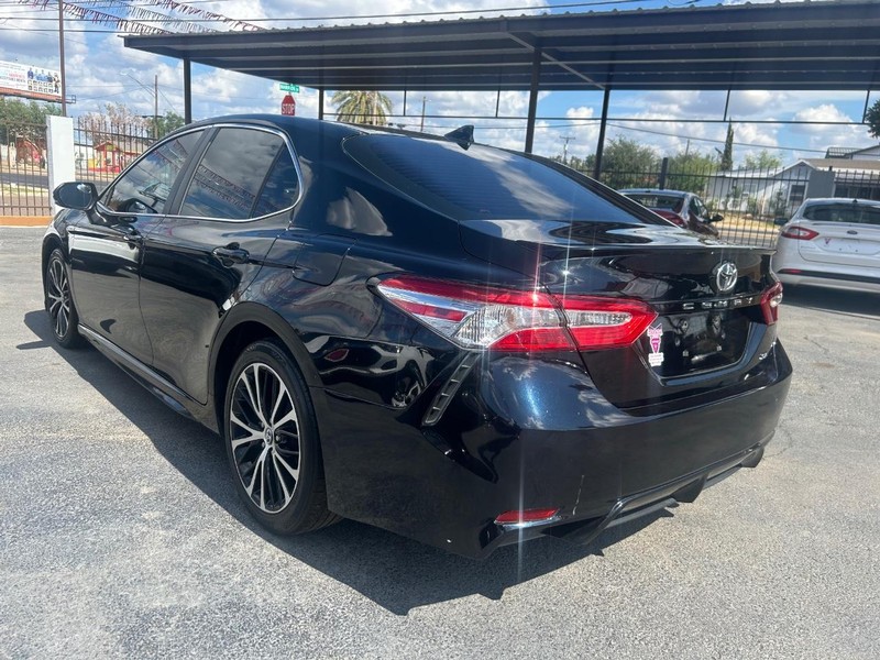 Toyota Camry Vehicle Full-screen Gallery Image 3