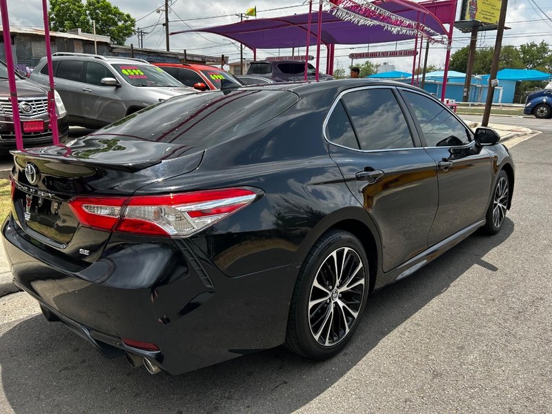 Toyota Camry Vehicle Full-screen Gallery Image 4