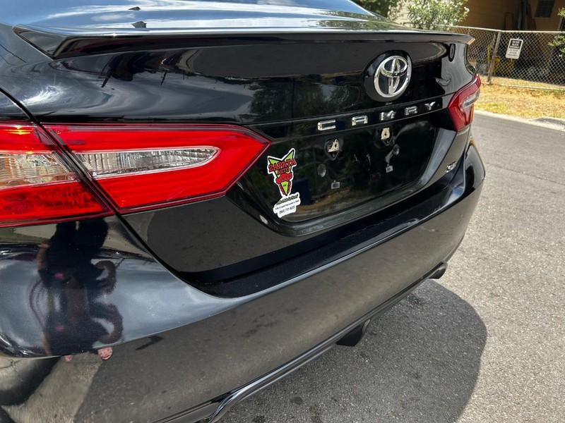 Toyota Camry Vehicle Full-screen Gallery Image 5