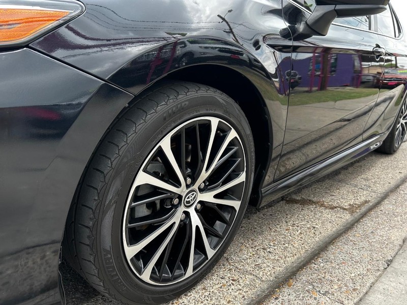 Toyota Camry Vehicle Full-screen Gallery Image 6