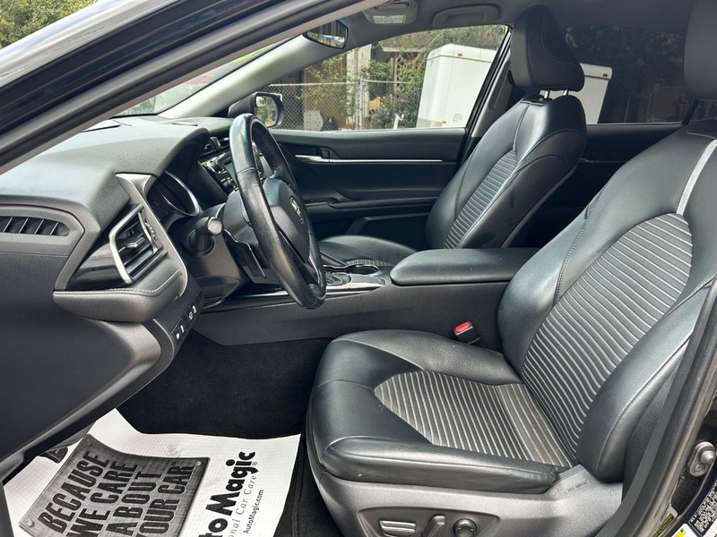 Toyota Camry Vehicle Full-screen Gallery Image 7