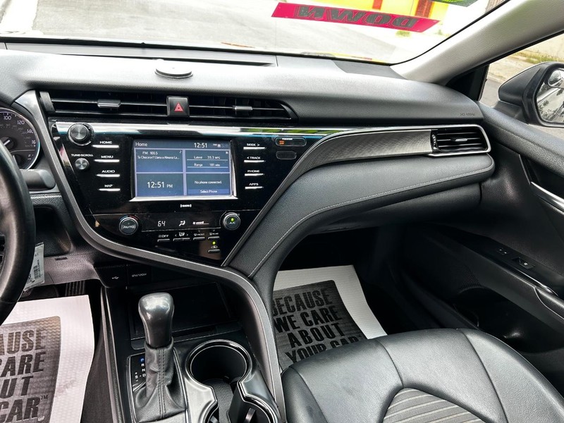 Toyota Camry Vehicle Full-screen Gallery Image 8