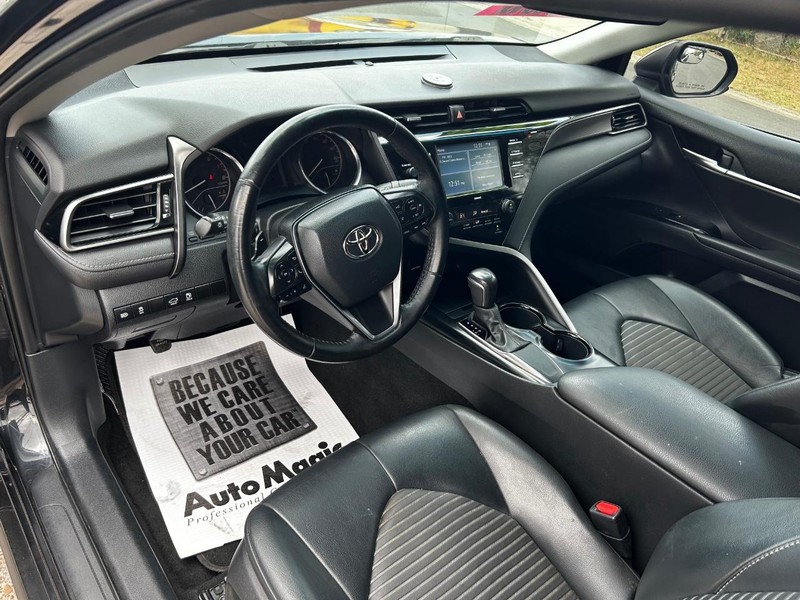 Toyota Camry Vehicle Full-screen Gallery Image 9