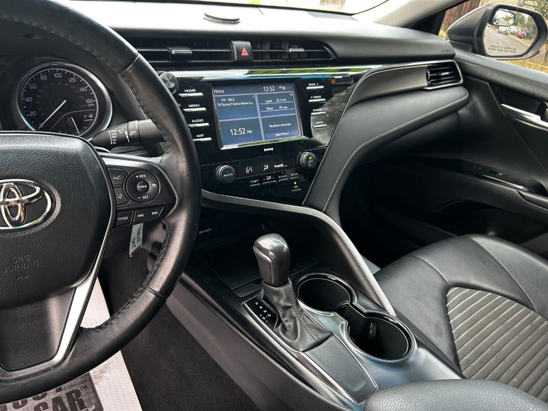 Toyota Camry Vehicle Full-screen Gallery Image 10