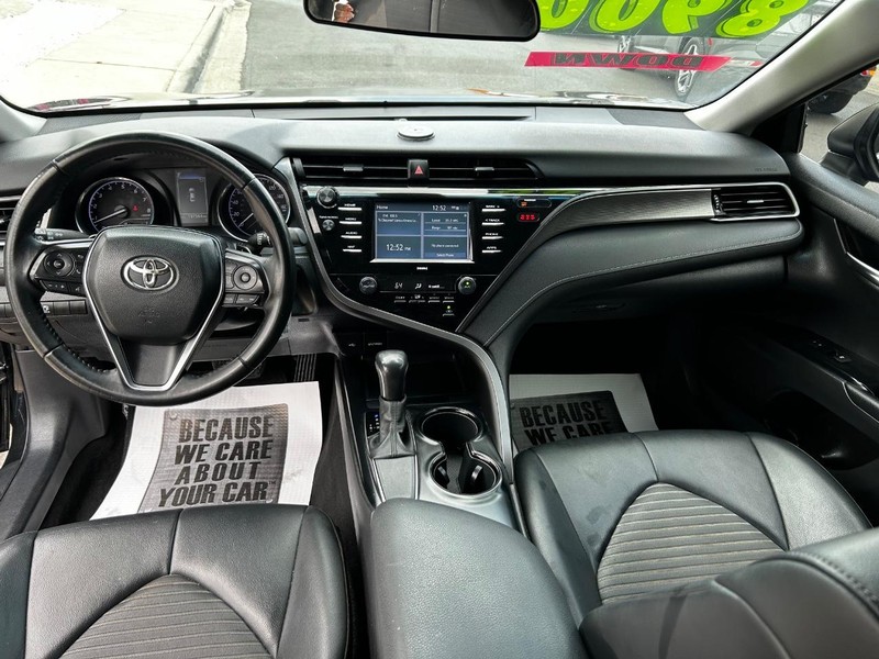Toyota Camry Vehicle Full-screen Gallery Image 11