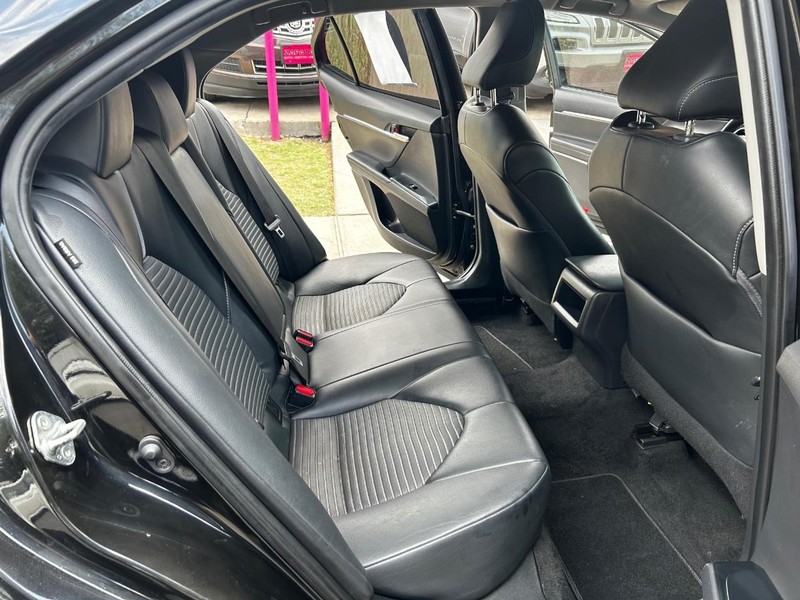 Toyota Camry Vehicle Full-screen Gallery Image 12