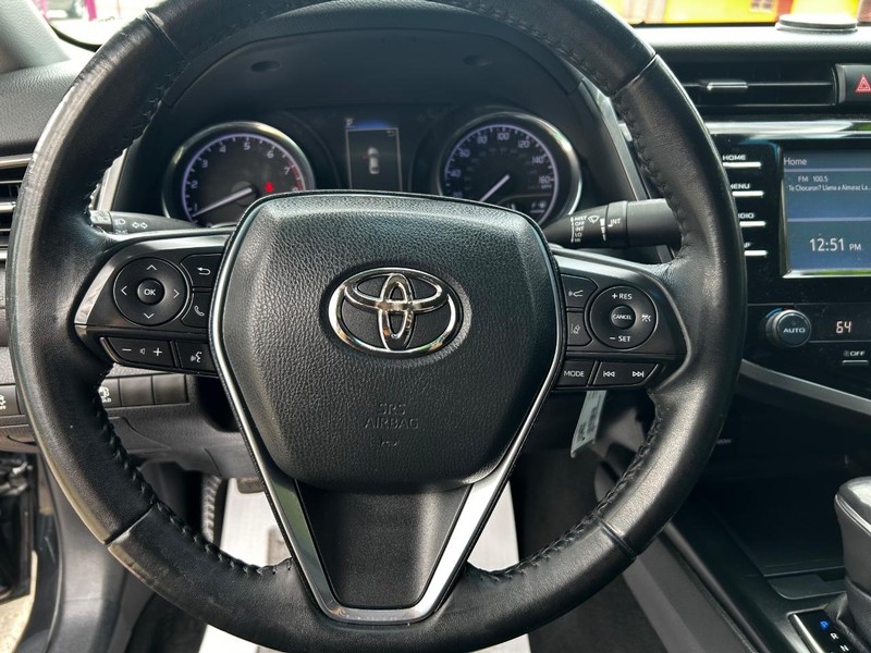 Toyota Camry Vehicle Full-screen Gallery Image 14