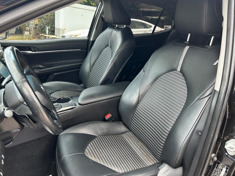 Toyota Camry Vehicle Full-screen Gallery Image 15