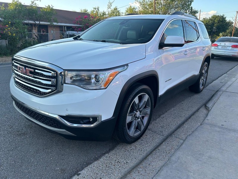 GMC Acadia Vehicle Full-screen Gallery Image 2