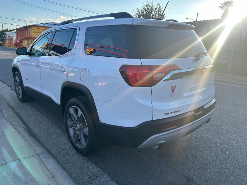 GMC Acadia Vehicle Full-screen Gallery Image 3