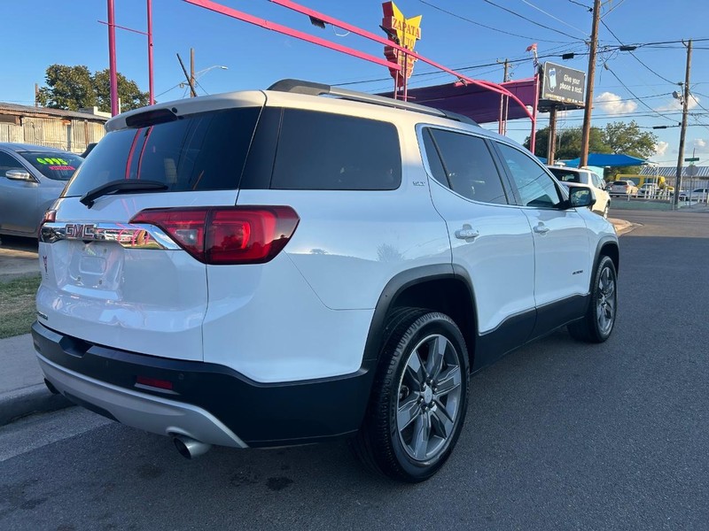 GMC Acadia Vehicle Full-screen Gallery Image 4