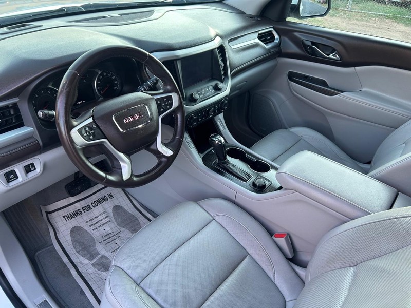 GMC Acadia Vehicle Full-screen Gallery Image 5