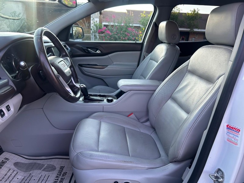 GMC Acadia Vehicle Full-screen Gallery Image 6