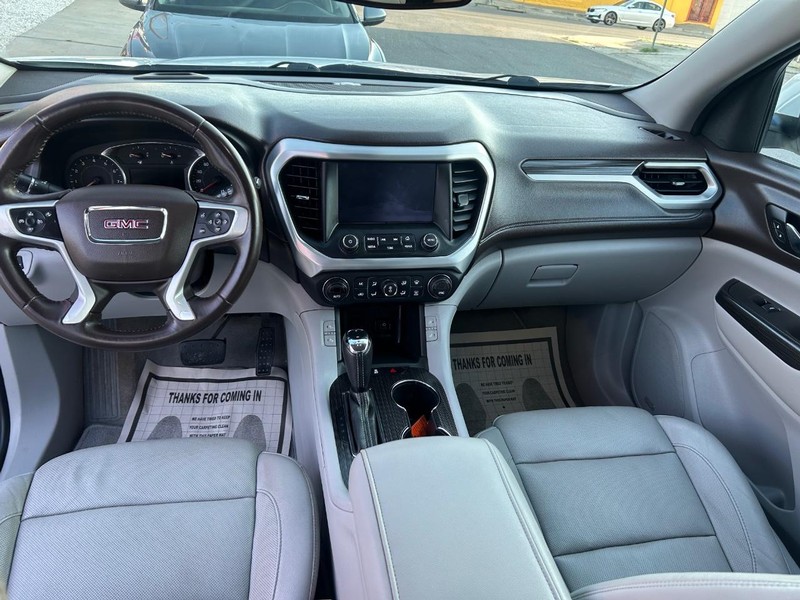 GMC Acadia Vehicle Full-screen Gallery Image 7