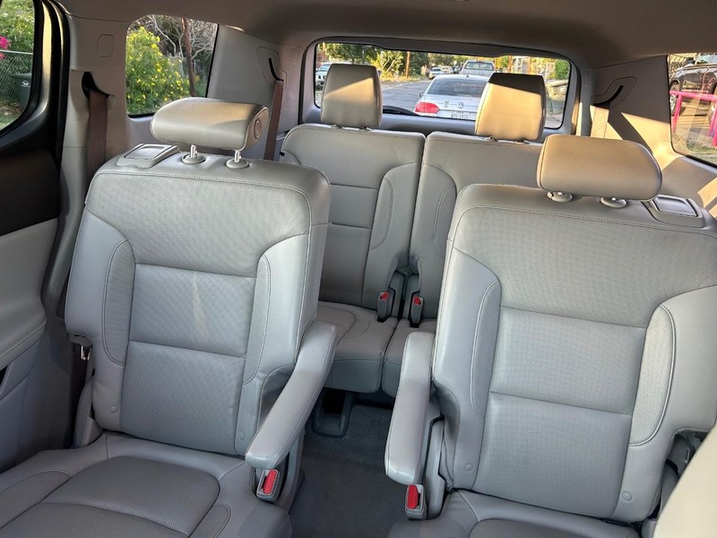 GMC Acadia Vehicle Full-screen Gallery Image 8