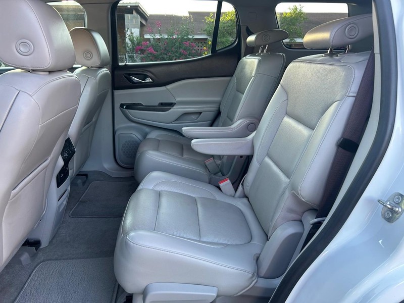 GMC Acadia Vehicle Full-screen Gallery Image 9
