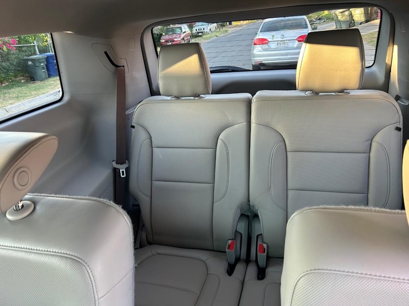GMC Acadia Vehicle Full-screen Gallery Image 10
