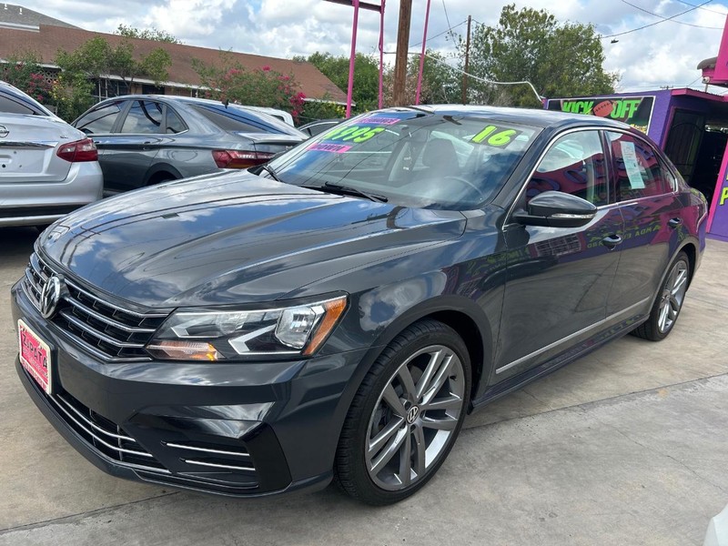 Volkswagen Passat Vehicle Full-screen Gallery Image 2