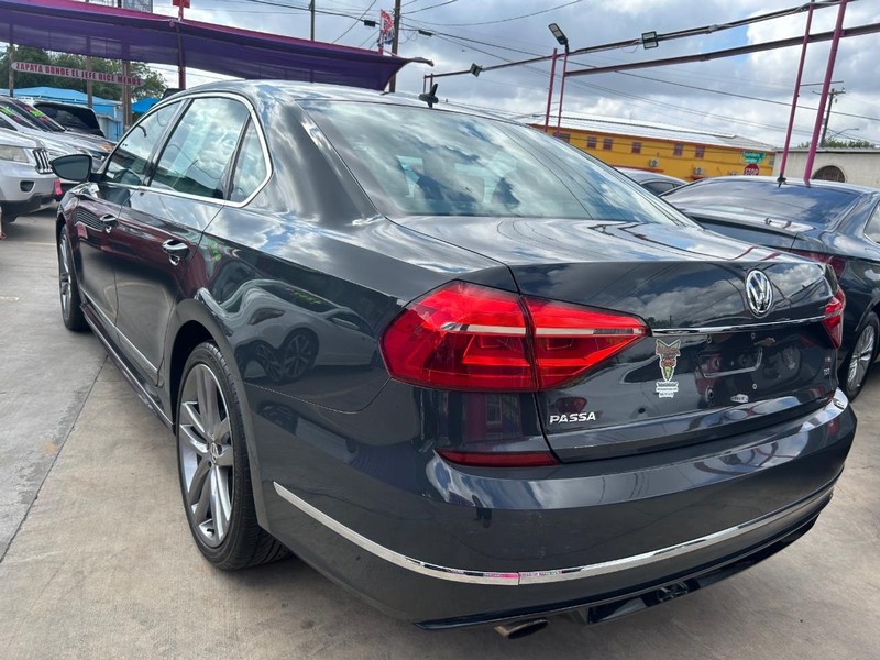 Volkswagen Passat Vehicle Full-screen Gallery Image 3