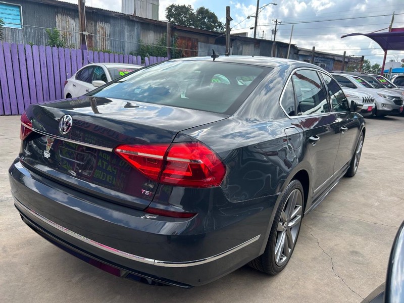 Volkswagen Passat Vehicle Full-screen Gallery Image 4