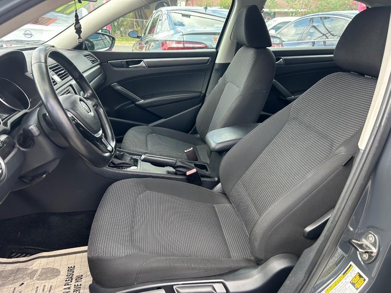 Volkswagen Passat Vehicle Full-screen Gallery Image 5