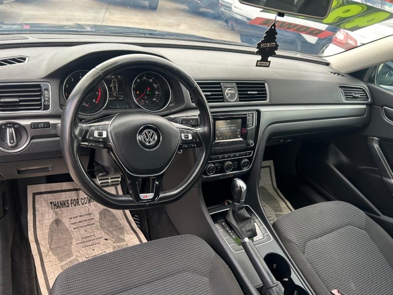 Volkswagen Passat Vehicle Full-screen Gallery Image 7