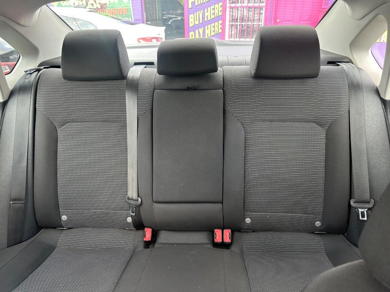 Volkswagen Passat Vehicle Full-screen Gallery Image 8