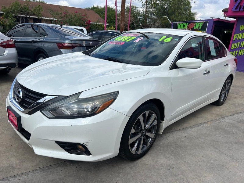 Nissan Altima Vehicle Full-screen Gallery Image 2