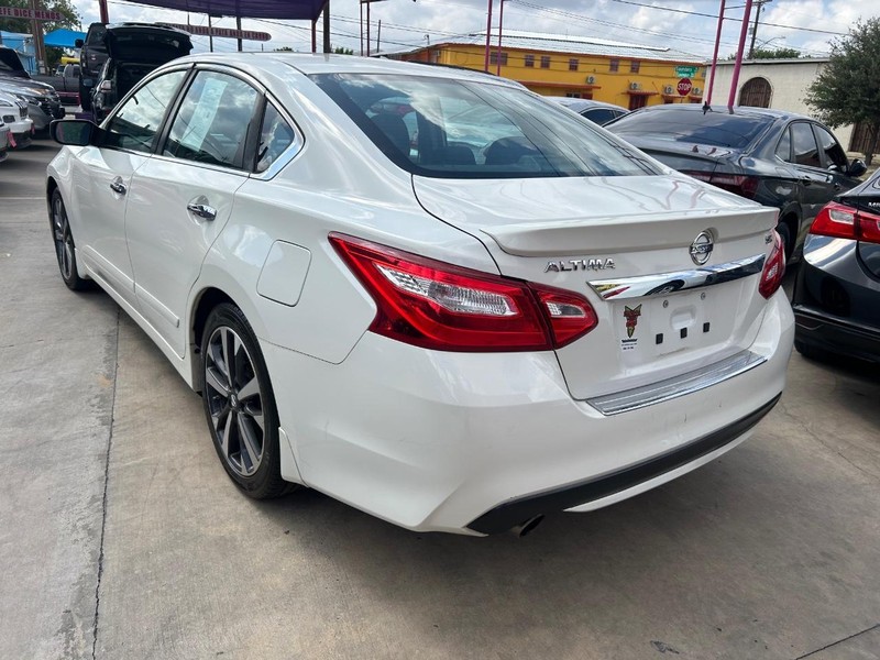 Nissan Altima Vehicle Full-screen Gallery Image 3