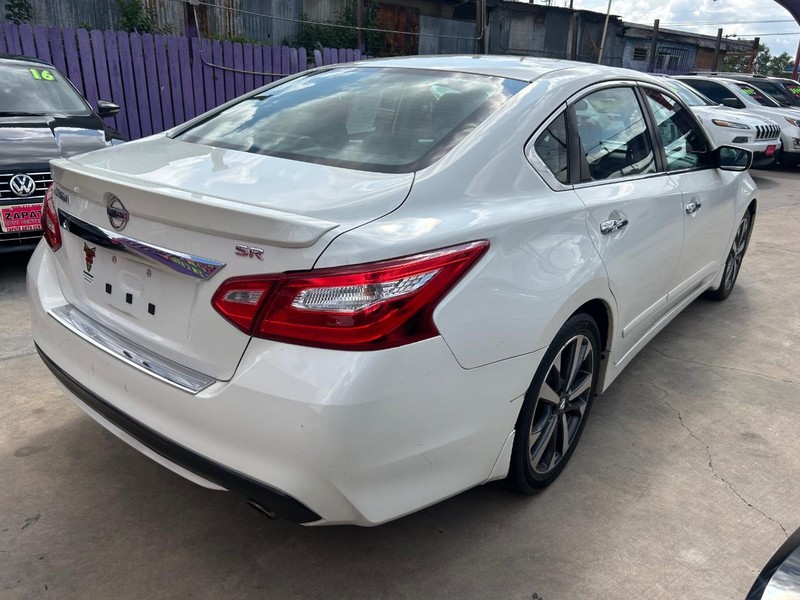 Nissan Altima Vehicle Full-screen Gallery Image 4