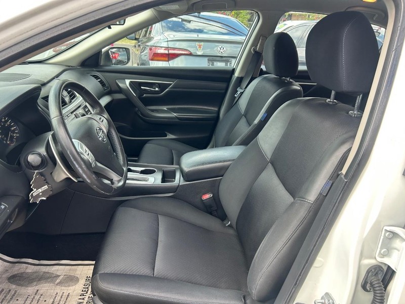 Nissan Altima Vehicle Full-screen Gallery Image 5