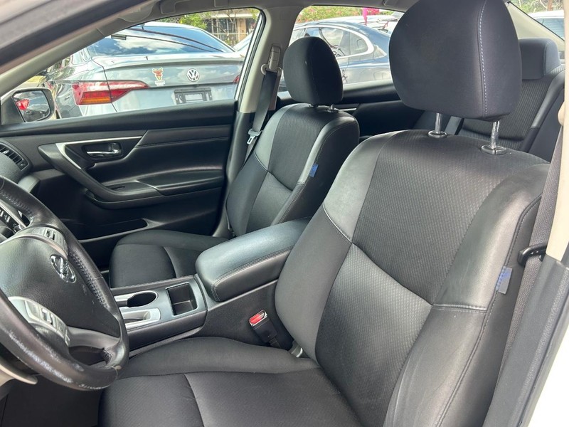 Nissan Altima Vehicle Full-screen Gallery Image 6