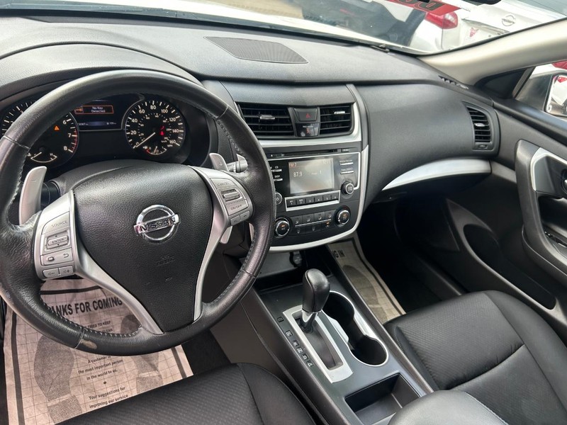 Nissan Altima Vehicle Full-screen Gallery Image 7