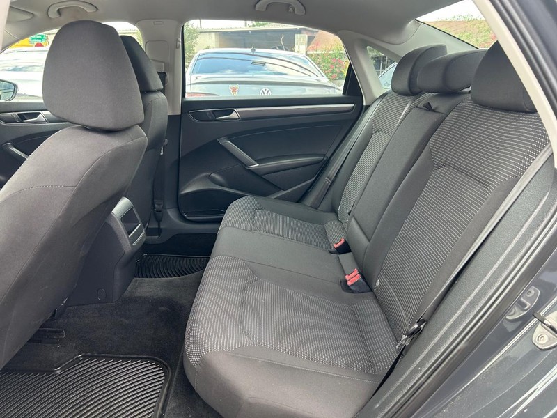 Nissan Altima Vehicle Full-screen Gallery Image 9