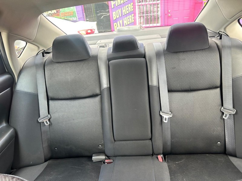 Nissan Altima Vehicle Full-screen Gallery Image 10