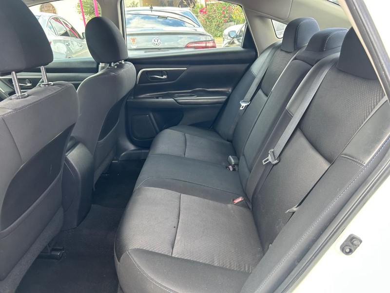 Nissan Altima Vehicle Full-screen Gallery Image 11