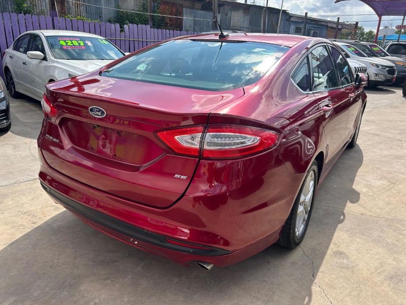 Ford Fusion Vehicle Full-screen Gallery Image 3