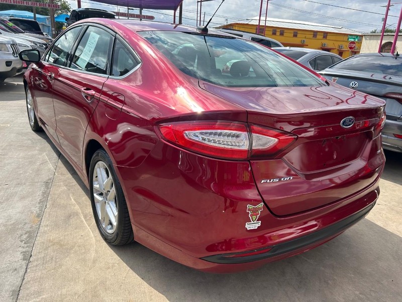 Ford Fusion Vehicle Full-screen Gallery Image 4
