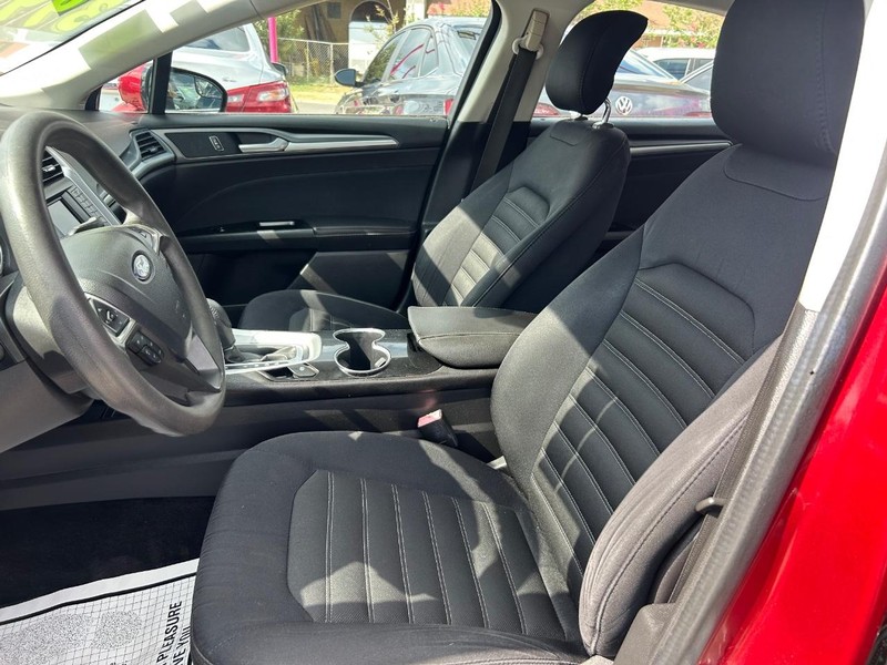 Ford Fusion Vehicle Full-screen Gallery Image 5