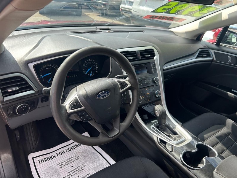 Ford Fusion Vehicle Full-screen Gallery Image 6