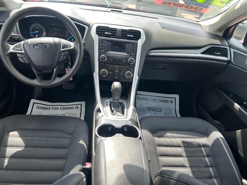 Ford Fusion Vehicle Full-screen Gallery Image 7