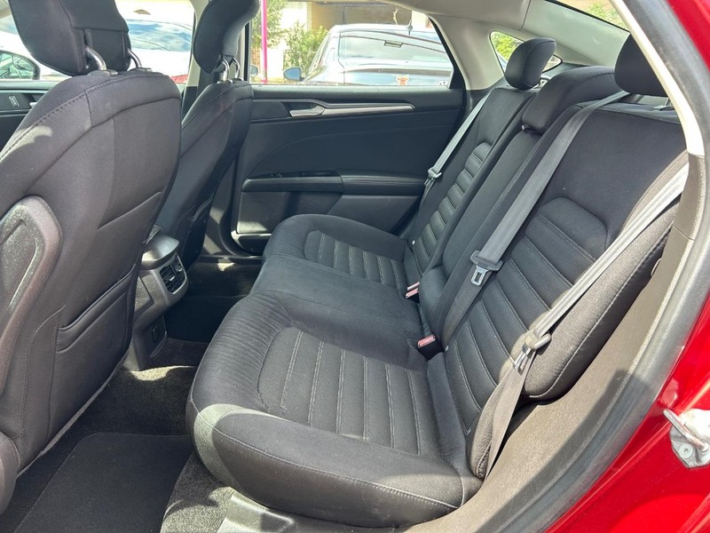 Ford Fusion Vehicle Full-screen Gallery Image 8