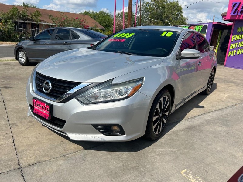 Nissan Altima Vehicle Full-screen Gallery Image 2