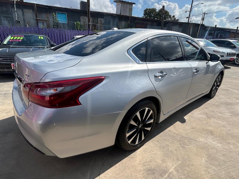 Nissan Altima Vehicle Full-screen Gallery Image 3