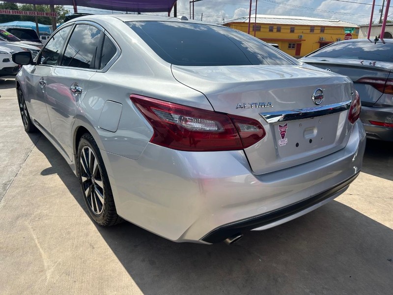 Nissan Altima Vehicle Full-screen Gallery Image 4