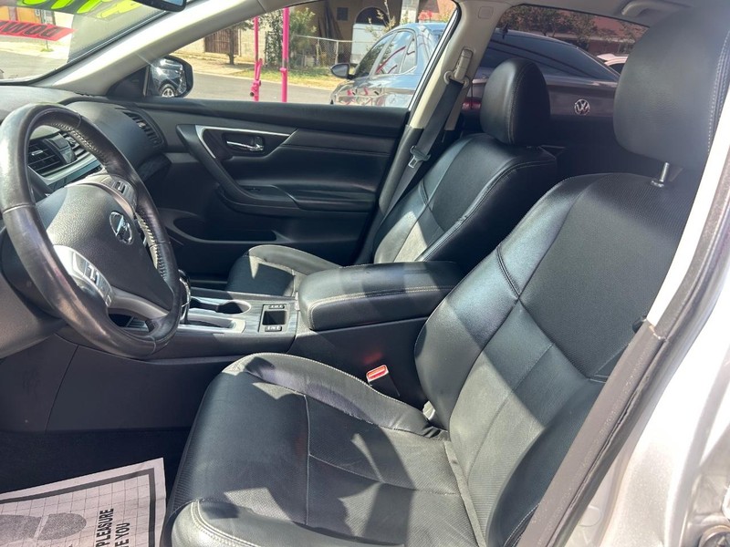 Nissan Altima Vehicle Full-screen Gallery Image 5