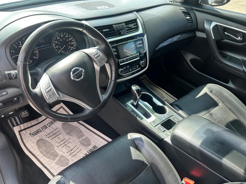 Nissan Altima Vehicle Full-screen Gallery Image 6