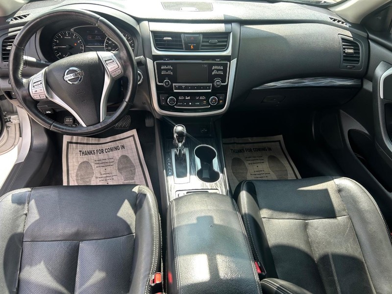 Nissan Altima Vehicle Full-screen Gallery Image 7