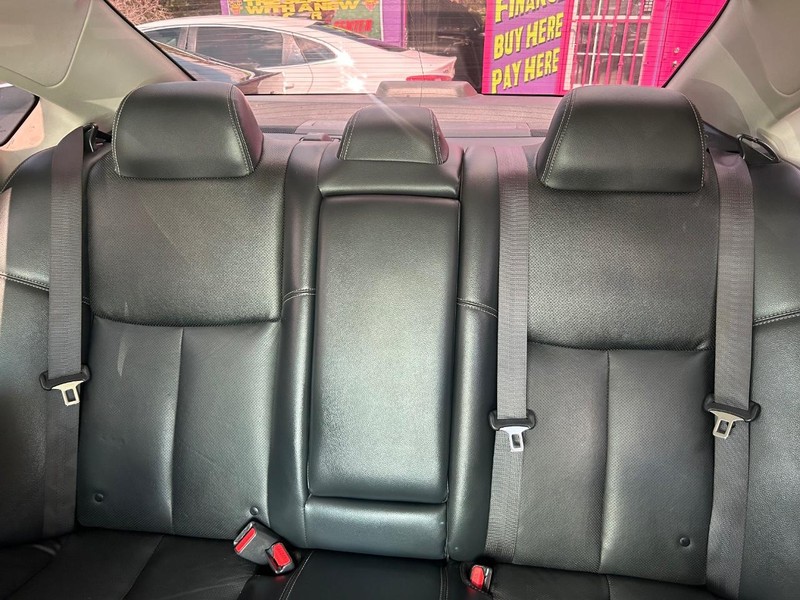 Nissan Altima Vehicle Full-screen Gallery Image 8