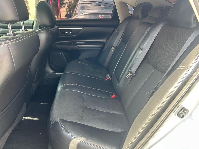 Nissan Altima Vehicle Full-screen Gallery Image 9